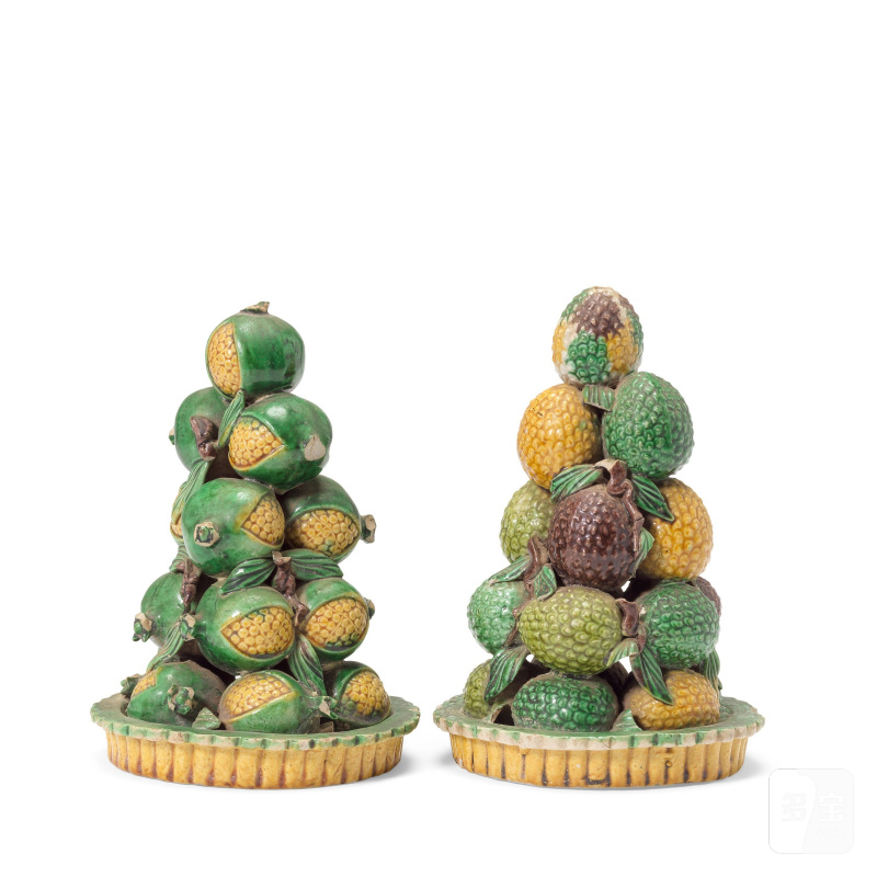 清康熙 素三彩堆塑仿生荔枝一對 | TWO FAMILLE VERTE BISCUIT 'FRUIT' PYRAMIDS - 图2